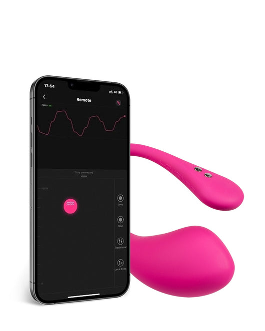 Interaktywne jajko wibrujące Lovense Lush 3 obok smartfonu z aktywną aplikacją Lovense Remote, demonstrujące możliwości zdalnego sterowania.
