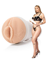 Masturbator Fleshlight Girls z teksturą Sweetness, wzorowany na gwieździe filmowej Angel Youngs, stojącej obok produktu.