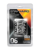 Pogrubiająca nakładka na penisa Stay Hard 06 z karbowaną teksturą w oryginalnym opakowaniu Blush.