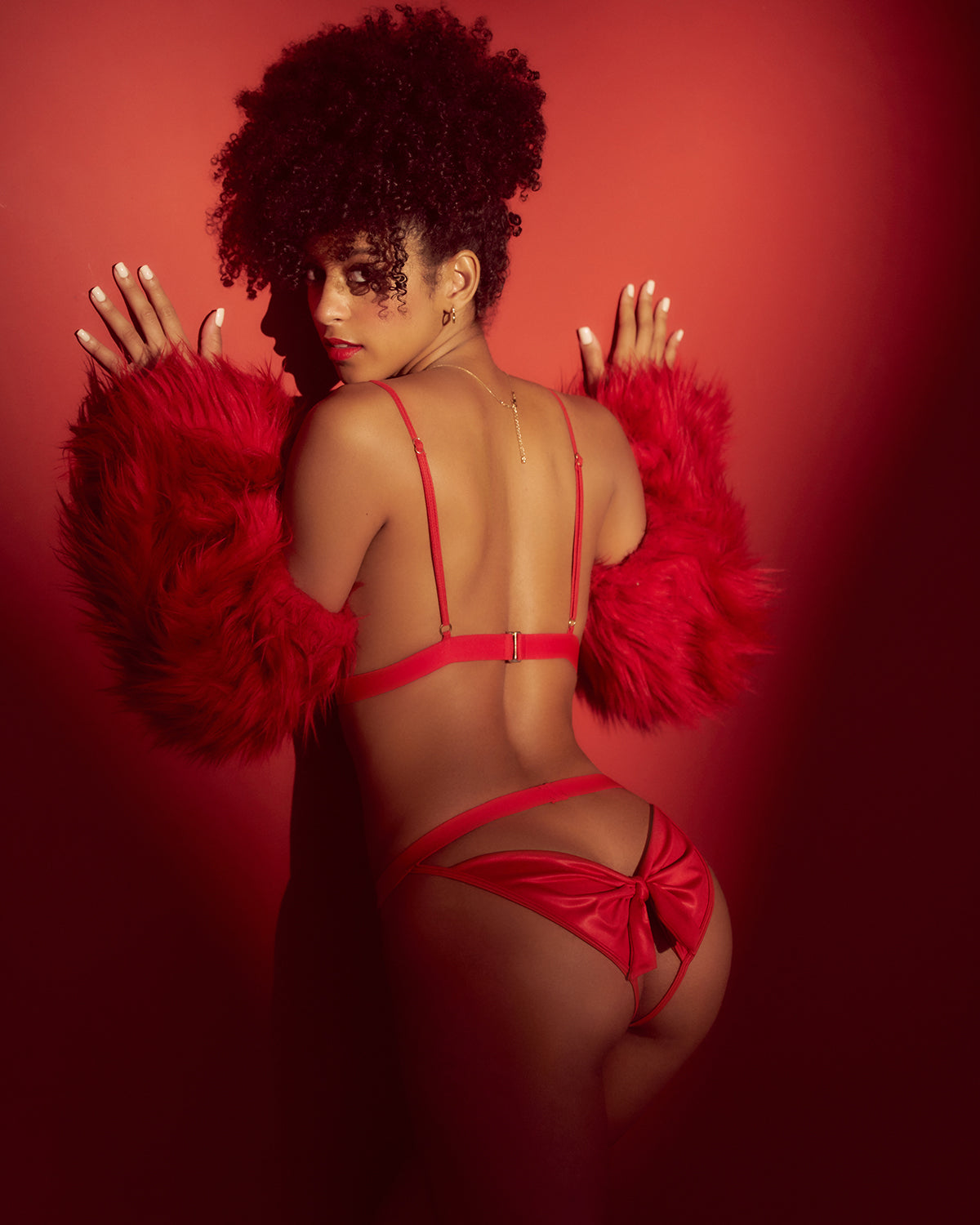 Komplet bielizny Mapalé 8901 - sesja stylizowana z tyłu, stringi z satynową kokardą - czerwony