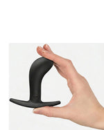 Dłoń trzymająca czarny silikonowy plug analny Fun Factory, pokazująca rozmiar i proporcje produktu