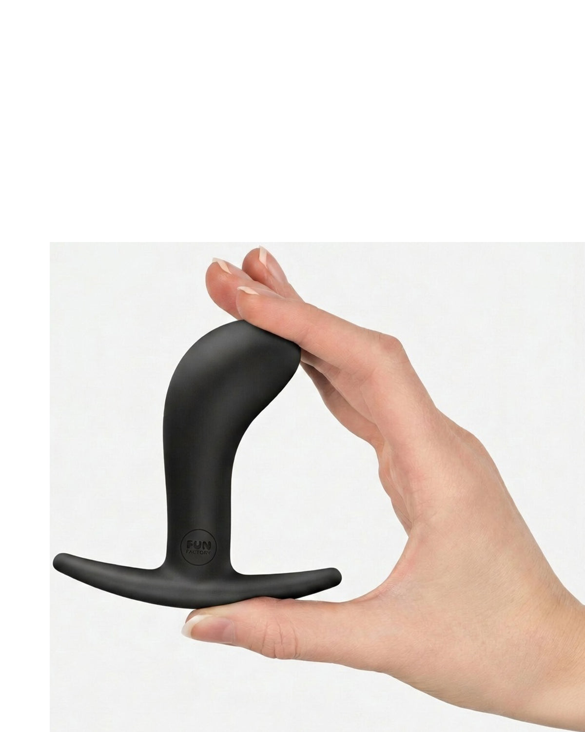 Dłoń trzymająca czarny silikonowy plug analny Fun Factory, pokazująca rozmiar i proporcje produktu