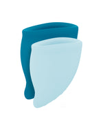 Dwa silikonowe kubeczki menstruacyjne Fun Factory w kolorze ciemnoniebieskim i jasnoniebieskim