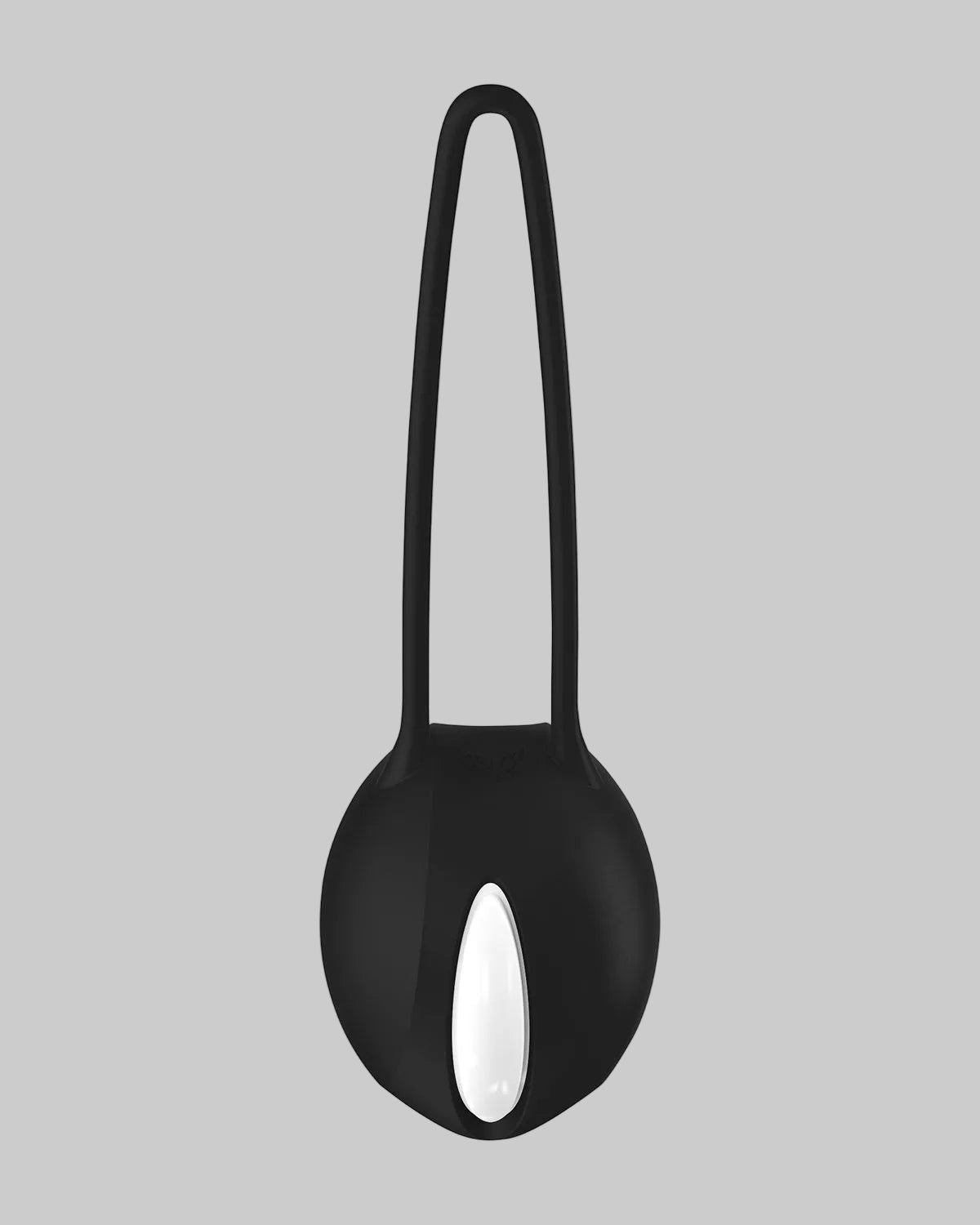 Perspektywa od dołu pokazująca owalny kształt czarnej kulki z centralną białą perłą i sznurkiem