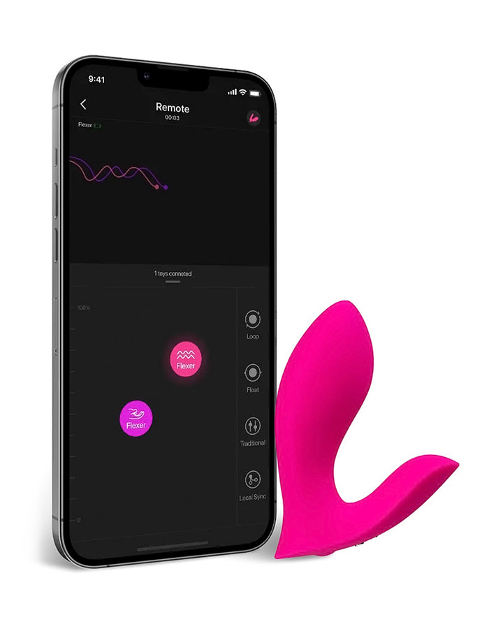 Wibrator Lovense Flexer obok smartfonu z uruchomioną aplikacją Lovense Remote, umożliwiającą kontrolę produktu.