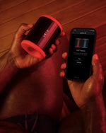 Masturbator LELO F2S - w dłoni ze smartfonem i aplikacją LELO do zdalnego sterowania