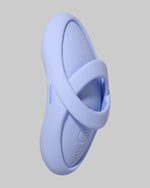 Owalny wibrator z elastyczną pętlą prezentowany pod kątem ukazującym konstrukcję i logo Svakom