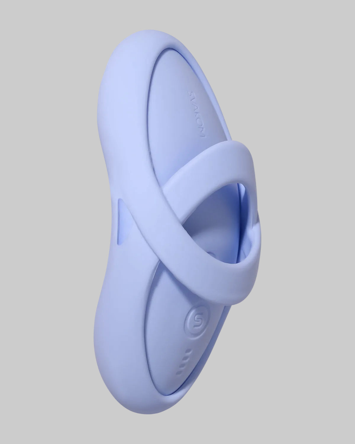 Owalny wibrator z elastyczną pętlą prezentowany pod kątem ukazującym konstrukcję i logo Svakom