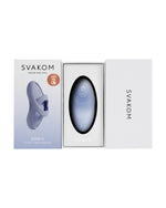 Eleganckie białe pudełko Svakom Echo 2 z widocznym niebieskim wibratorom wewnątrz