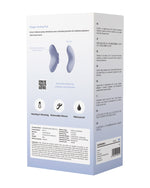 Białe opakowanie z niebieskim wibratorom marki Svakom, prezentujące funkcje produktu