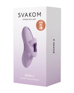 Białe pudełko produktu Svakom Echo 2 z napisem "Flexible Finger Vibrator" i ikoną aplikacji