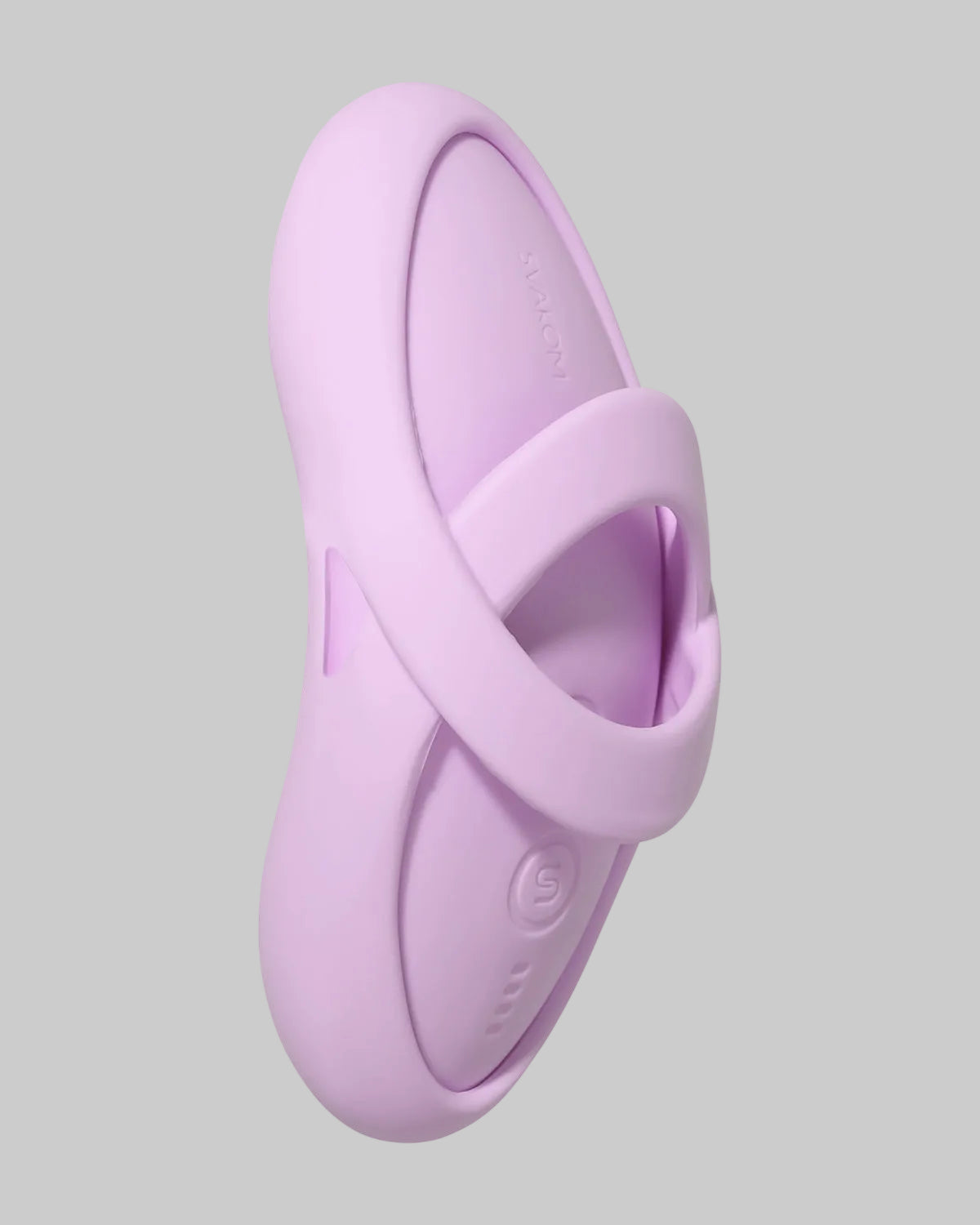 Różowy wibrator Svakom z elastyczną pętlą na palec pokazany z boku w pozycji pionowej