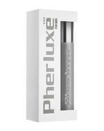 Białe pudełko z srebrnym napisem Pherluxe for Men z okienkiem ukazującym szary flakon perfum