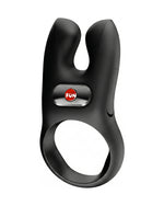 Widok z przodu czarnego pierścienia erekcyjnego z dwoma wypustkami i czerwonym logo FUN na panelu