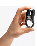 Dłoń trzymająca kompaktowy czarny pierścień z wibratorem, demonstrująca rozmiar produktu