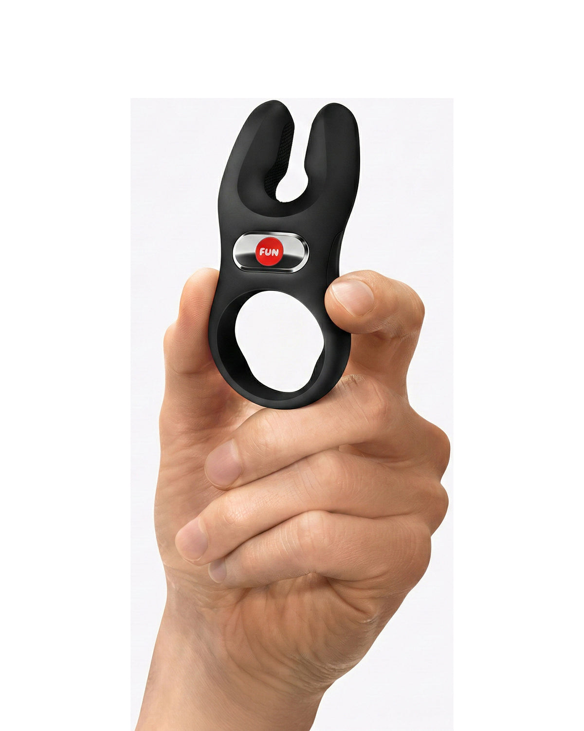 Czarny pierścień wibracyjny Fun Factory w dłoni, z czerwonym przyciskiem i silikonowym wykończeniem