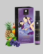 Fioletowe opakowanie i butelka sprayu Shunga Waves of Pleasure z owocami tropikalnymi w tle