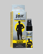 Srebrno-żółte opakowanie sprayu Pjur Superhero Strong 20ml z atomizerem, widok z przodu i butelką