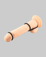 Beżowy realistyczny dildo z czarnymi pierścieniami na podstawie i wzdłuż trzonu