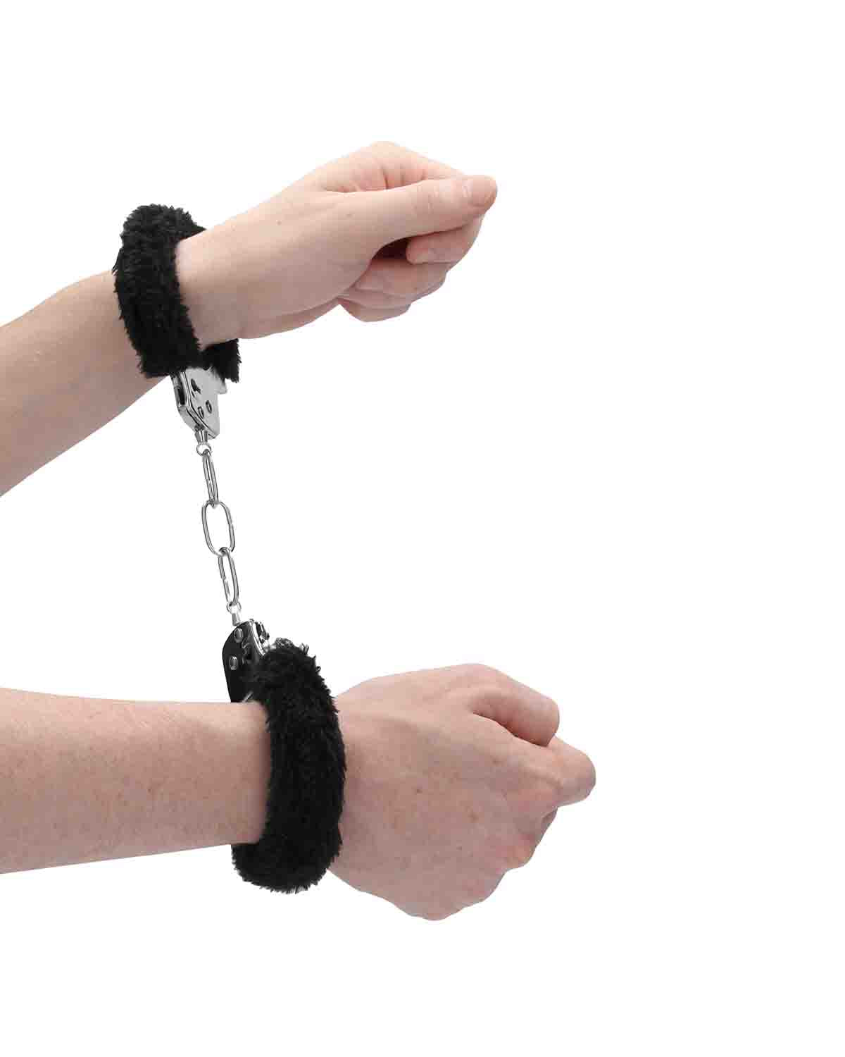 Ouch! Handcuffs Furry kajdanki z futerkiem na ręce czarne
